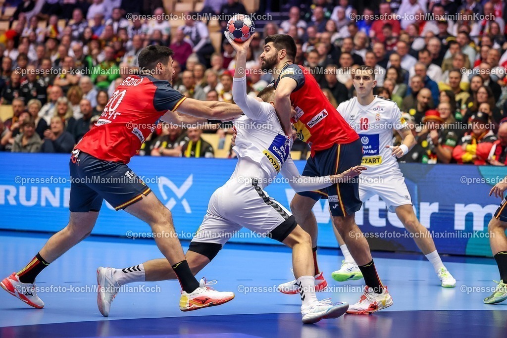 EHF15012601003 | 15.01.2026, Handball, Men's EHF EURO 2026, Spanien - Serbien, Jyske Bank Boxen in Herning, Dänemark, Preliminary Round:  Stefan Dodic (Serbien #40) wird von  Abel Serdio Guntín (Espania #20) und  Imanol Garciandia Alustiza (Espania #18) am Kreis festgemacht 