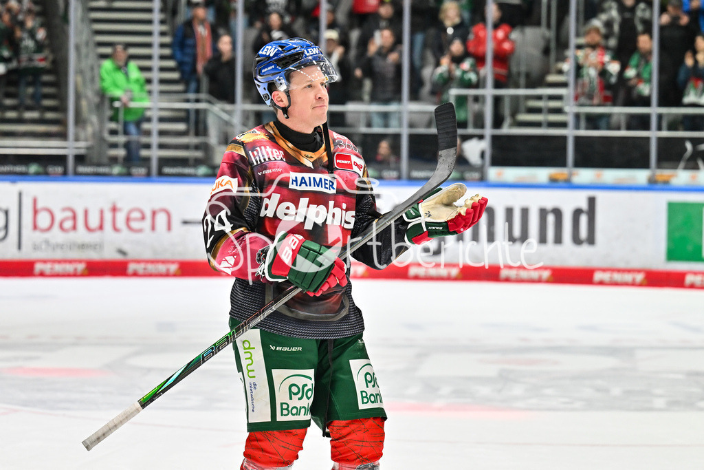 Augsburger Panther - Dresdner Eislöwen | AUGSBURG, DEUTSCHLAND - 06. MÄRZ: die Spieler der Panther feiern zusammen mit den Fans den Heimsieg gegen Dresden nach dem Match zwischen den Augsburger Panthern und den Dresdner Eislöwen am 49. Spieltag der Penny DEL im Curt Frenzel Stadion / T. J. TREVELYAN (Augsburger Panther 24)