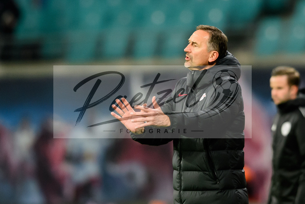 RBLLEV20211128_052 | Fussball, Herren: Co-Trainer Achim Beierlorzer (RB Leipzig) gestikuliert, Gestik bei dem Spiel der 1. Bundesliga zwischen RB Leipzig und Bayer 04 Leverkusen in der Red Bull Arena am 28.11.2021 in Leipzig, Deutschland.DFB / DFL REGULATIONS PROHIBIT ANY USE OF PHOTOGRAPHS AS IMAGE SEQUENCES AND/OR QUASI-VIDEO. - Realisiert mit Pictrs.com