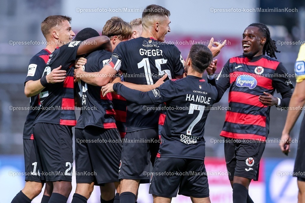 FCVK16092501047 | 16.09.2025, Fußball, FC Viktoria Köln – TSG 1899 Hoffenheim II, 3.Liga, Sportpark Höhenberg, Saison 2025 2026: Torjubel nach dem Tor zum 1:0 durch Torschütze Tim Kloss (Viktoria Koeln #18)  zusammen mit Verthomy Boboy (Viktoria Koeln #22) Christoph Greger (Viktoria Koeln #15) Simon Handle (Viktoria Koeln #07) Frank Ronstadt (Viktoria Koeln # 34) DFB regulations prohibit any use of photographs as image sequences and or quasi-video