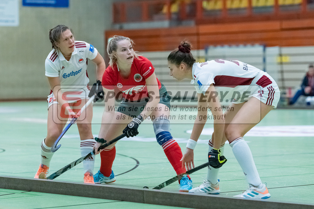 HK_20230122_103107 | 1. Bundesliga ( Halle ) Damen Crefelder HTC - Rot-Weiss Köln am 22.1.2023 Crefelder HTC  ( CHTC ) Halle Glockenspitz , Krefeld , Alina Pasthy ( Crefelder HTC #11 ) , links Rebecca Grote ( Rot-Weiss Köln #9 ) , rechts Maja Weber ( Rot-Weiss Köln #21 )