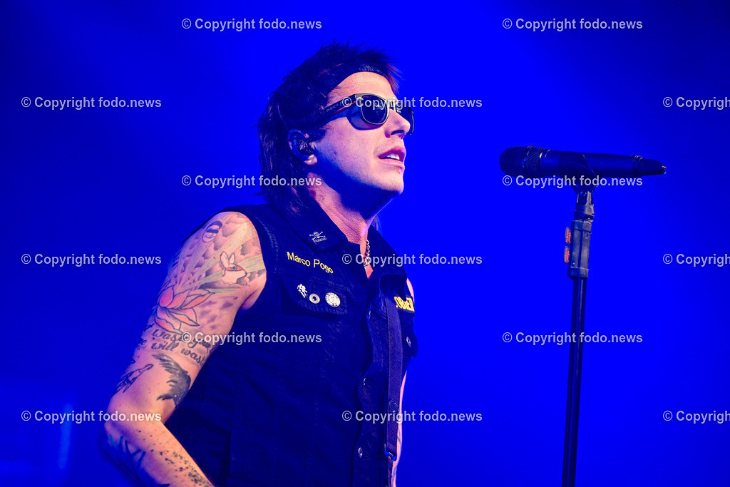 Posthof_ Turbobier_ Konzert_ 15.03.2024-49 | 15.03.2024, Linz, AUT, Posthof, Konzert Turbobier, im Bild Marco Pogo alias Dominik Wlazny (Saenger, Konzepter und Songwriter,  Gitarrist der oesterreichischen Punk-Rock-Band Turbobier, weiters Politiker der Bierpartei, Bezirksrat in Wien Simmering, Praesidentschaftskandidat, Arzt, Mediziner)