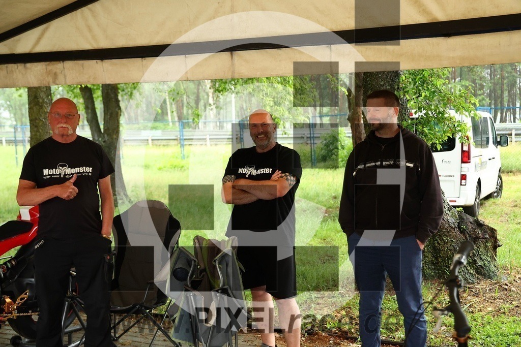 social-20240604_33424 | Schöne Erinnerungen an spannende Momente - das festzuhalten ist unser Job. PIXELrace.de ist seit 2003 auf den Rennstrecken Europas unterwegs um die Action draußen beim Fahren und die wunderbare Stimmung imm Fahrerlager für euch einzufangen.