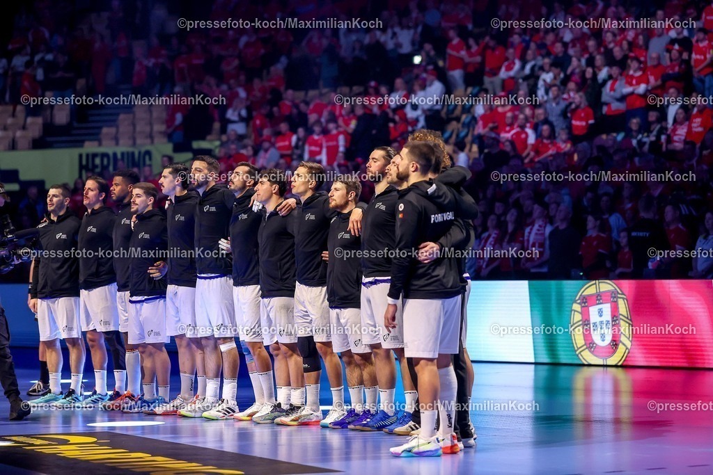 EHF24012601001 | 24.01.2026, Handball, Men's EHF EURO 2026, Frankreich - Portugal, Jyske Bank Boxen in Herning, Dänemark, Main Round: Das portugisische Team steht bei der Nationalhymne Arm in Arm zusammen.  