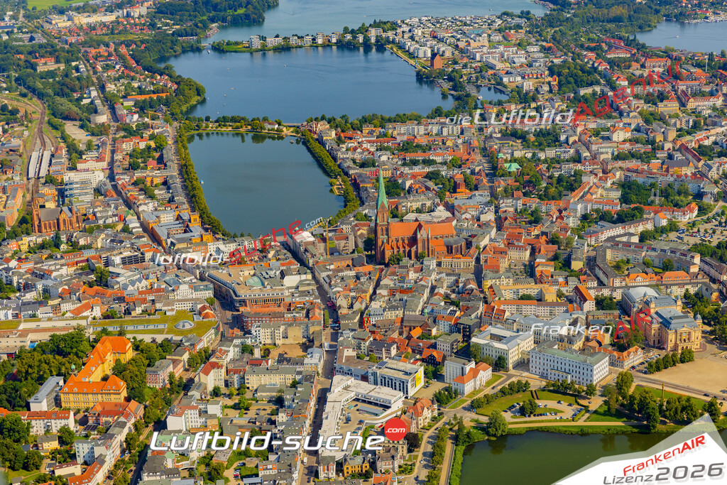 Schweriner Altstadt Schwerin Bild- Das Luftbild wurde 2025 vom UL-Flugzeug heraus erstellt ( keine Drohne bzw. Drohnenaufnahme ) - Hochauflösende Luftaufnahme -Nicht vergleichbar mit Google Maps oder Satelittenbilder- Die Geschenkidee !Mit Lizenz und Bildrechte bestellbar - CC