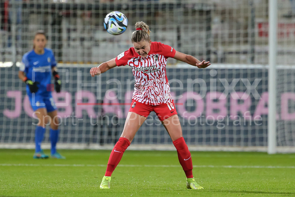Fussball, Google Pixel Frauen-Bundesliga, SC Freiburg - SV Werder Bremen | v.li.: Greta Stegemann (SC Freiburg, 16) beim Kopfball, Aktion, Action, Spielszene, DIE DFB-RICHTLINIEN UNTERSAGEN JEGLICHE NUTZUNG VON FOTOS ALS SEQUENZBILDER UND/ODER VIDEOÄHNLICHE FOTOSTRECKEN. DFB REGULATIONS PROHIBIT ANY USE OF PHOTOGRAPHS AS IMAGE SEQUENCES AND/OR QUASI-VIDEO.