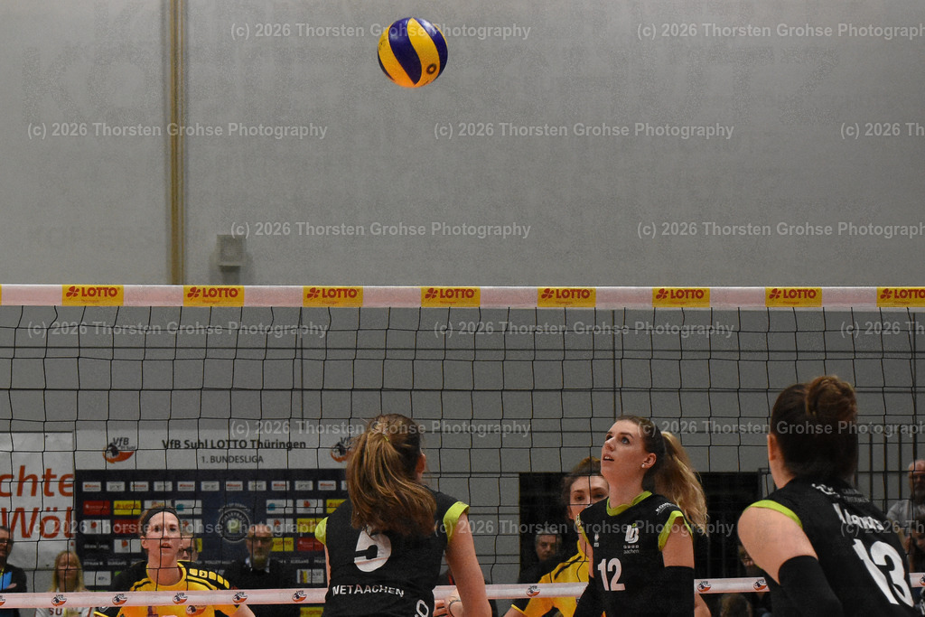 VBL VFB SUHL vs. LADIES IN BLACK AACHEN | Aachen in SCHWARZ gegen Suhl in GELB; VBL VFB SUHL vs. LADIES IN BLACK AACHEN, Volleyball-Bundesliga Frauen am 03.02.2018 in der Multihalle in Meiningen, (Deutschland) - Realisiert mit Pictrs.com