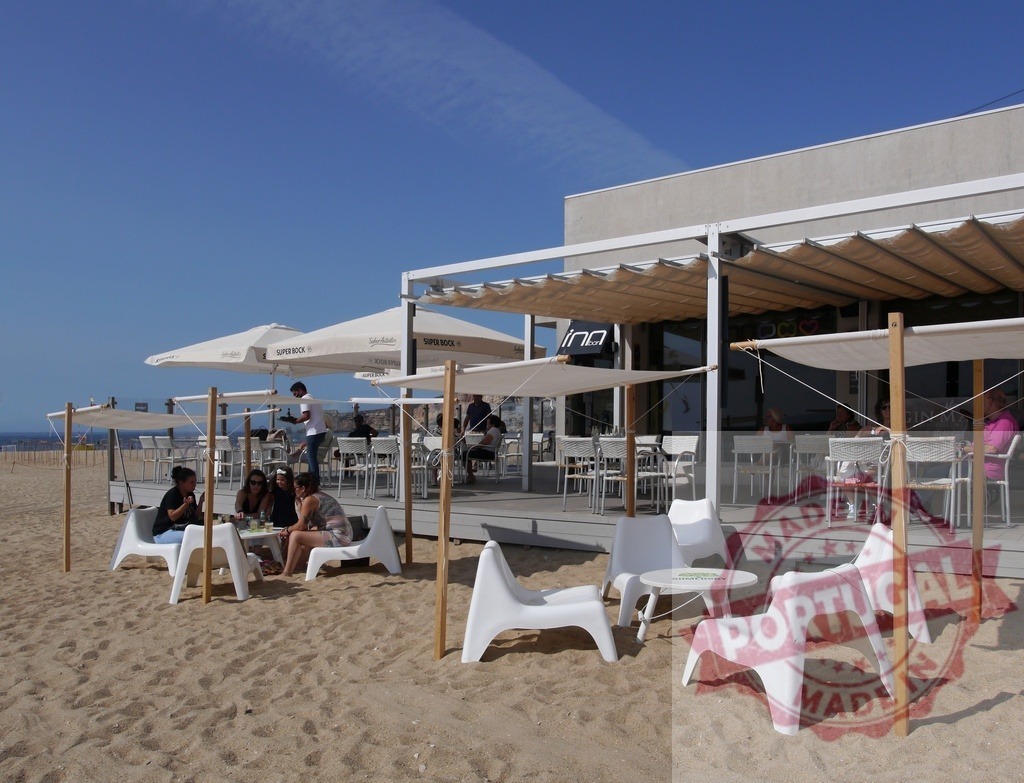 Beach bar terrace with people relaxing on sand | People enjoying refreshing drinks and food at a sunny beach bar on a sandy terrace - Realized with Pictrs.com