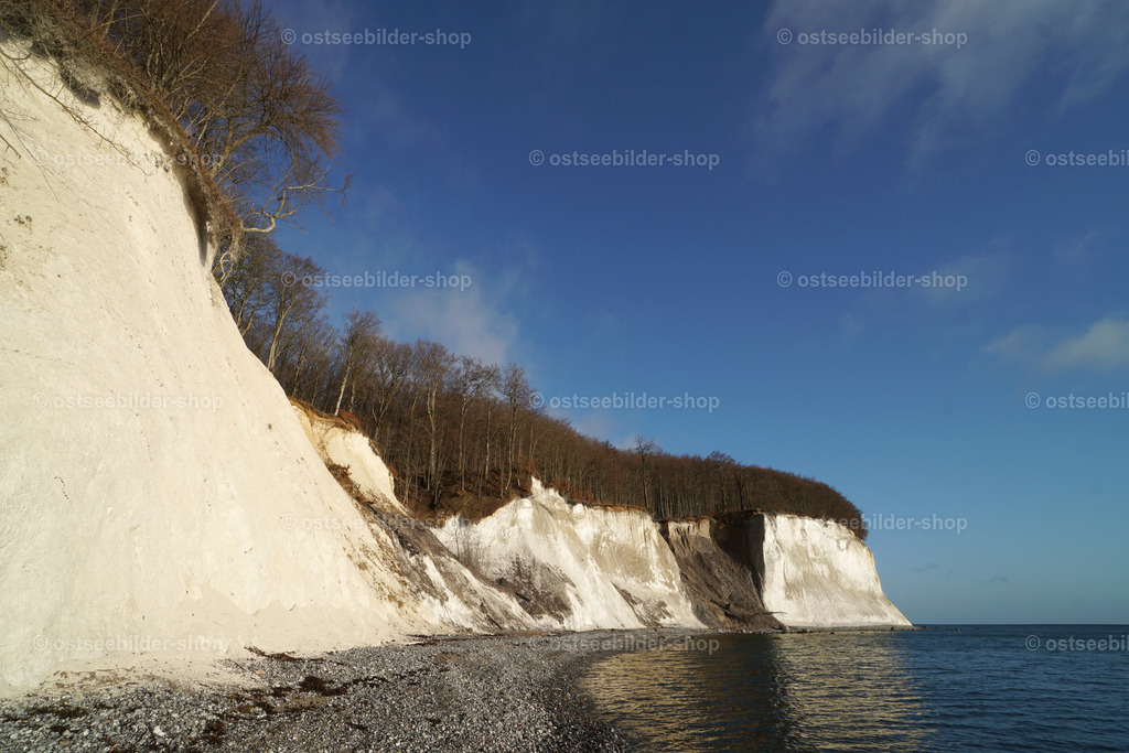 Kreidefelsen des Wissower Ufers | Ein kräftiges Sonnenlicht liegt auf dem Wissower Ufer und lässt die weissen Kreidefelsen hell leuchten. 