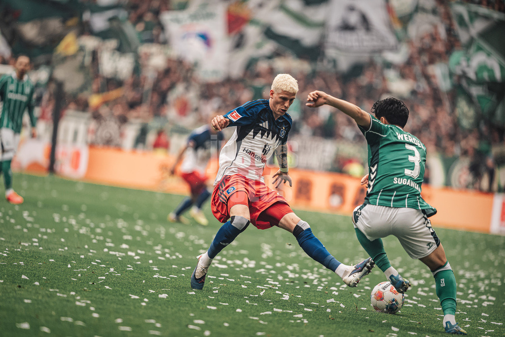 Fußball | Männer | Saison 2025/2026 | 1. Fußball-Bundesliga | 30. Spieltag | SV Werder Bremen vs. Hamburger SV | 18.04.2026 | v.l. Albert Gronbaek (#23, HSV) gegen Yukinari Sugawara (#03, SV Werder Bremen)