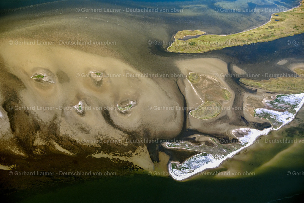 4061509 | INSEL HIDDENSEE 08.09.2021 Wasseroberfläche mit Sandbank "Hahnentiefschaar" an der Ostseeküste auf der Insel Hiddensee im Bundesland Mecklenburg-Vorpommern. // Water surface with sandbank at the seaside the Baltic Sea on the island Hiddensee in the state Mecklenburg - Western Pomerania. Foto: Gerhard Launer