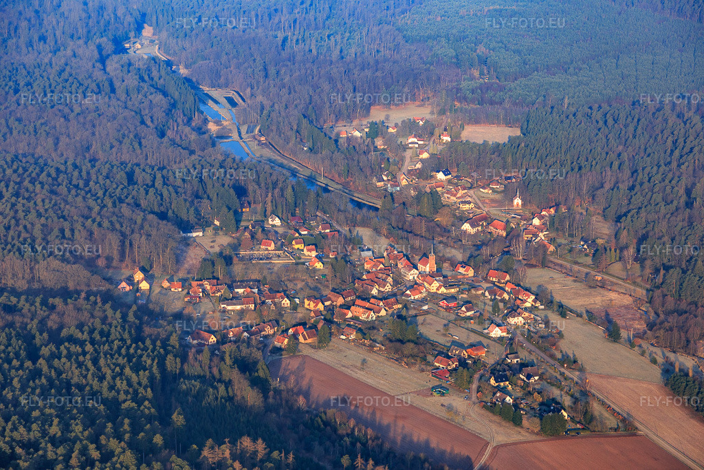 Vue aérienne: Vue de la ville depuis le sud-est à Sparsbach dans le département Bas Rhin, France – .Photo: IMG_105298.jpg prise le 25/03/2018 par Werner Riehm/FLY-FOTO.eu – Résolution de l'original: 5472 x 3648 px