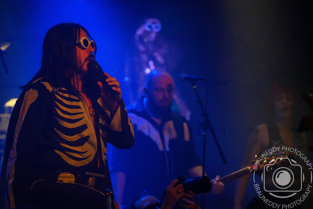 90 Elvana Dornbirn AT Jan 18 2025 by brauneddy_de | Alex Brauner
Fotografie
Photography
Brauneddy
Holzerparty
Staufen Holzer
Staufenholzer
Hilzingen
Holzer party
Party Holzer
Fastnacht Fasnacht
Konzert
Concert
Konzertfotografie
Concert Photography

 - Realisiert mit Pictrs.com