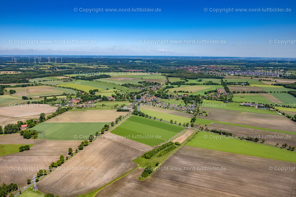 Hollenbeck_ELS_6678030622 | HARSEFELD 03.06.2022 Ortsansicht der Straßen und Häuser der Wohngebiete in Harsefeld Hollenbeck im Bundesland Niedersachsen, Deutschland. // Town View of the streets and houses of the residential areas in Harsefeld in the state Lower Saxony, Germany. Foto: Martin Elsen