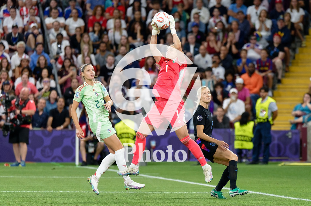England v Italy - UEFA Women's EURO 2025 Semi-Final | GENEVA, SWITZERLAND - JULY 22:  Laura Giuliani of Italy making a save and controls the ball during the UEFA Women's EURO 2025 Semi-Final match between England and Italy at Stade de Geneve on July 22, 2025 in Geneva, Switzerland. (Photo by Giuseppe Velletri/Sports Press Photo/Getty Images)