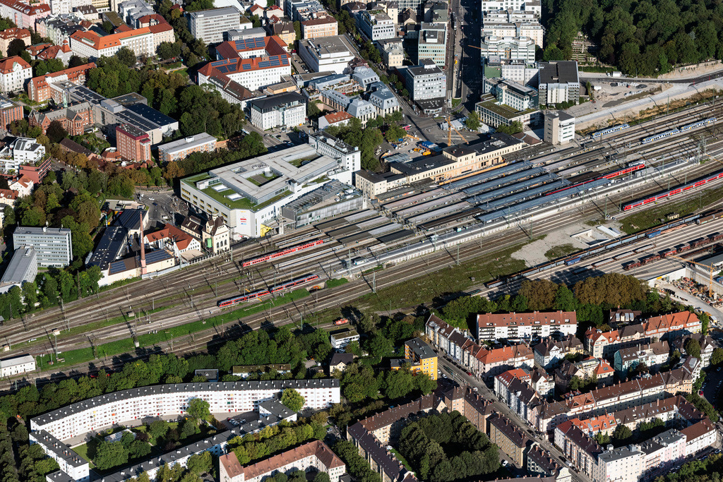 dr__0075850.jpg | AUGSBURG 02.09.2021 Gleisverlauf und Gebäude des Hauptbahnhofes in Augsburg im Bundesland Bayern, Deutschland. // Track progress and building of the main station of the railway in Augsburg in the state Bavaria, Germany. Foto: Daniel Reiter