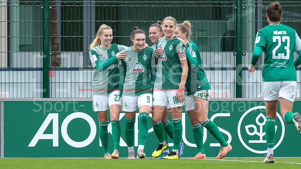 Fussball, Google Pixel Frauen-Bundesliga, RB Leipzig - SV Werder Bremen | v.li.: Nina Lührßen (SV Werder Bremen, 27), Torschützin Sophie Weidauer (SV Werder Bremen, 9), Maja Sternad (SV Werder Bremen, 11), Lina Hausicke (SV Werder Bremen, 18) und Saskia Matheis (SV Werder Bremen, 19) mit Torjubel, Jubel, jubeln, jubelt, optimistisch, Spielszene, Highlight, Freude über das Tor zum 0:2, DIE DFB-RICHTLINIEN UNTERSAGEN JEGLICHE NUTZUNG VON FOTOS ALS SEQUENZBILDER UND/ODER VIDEOÄHNLICHE FOTOSTRECKEN. DFB REGULATIONS PROHIBIT ANY USE OF PHOTOGRAPHS AS IMAGE SEQUENCES AND/OR QUASI-VIDEO.