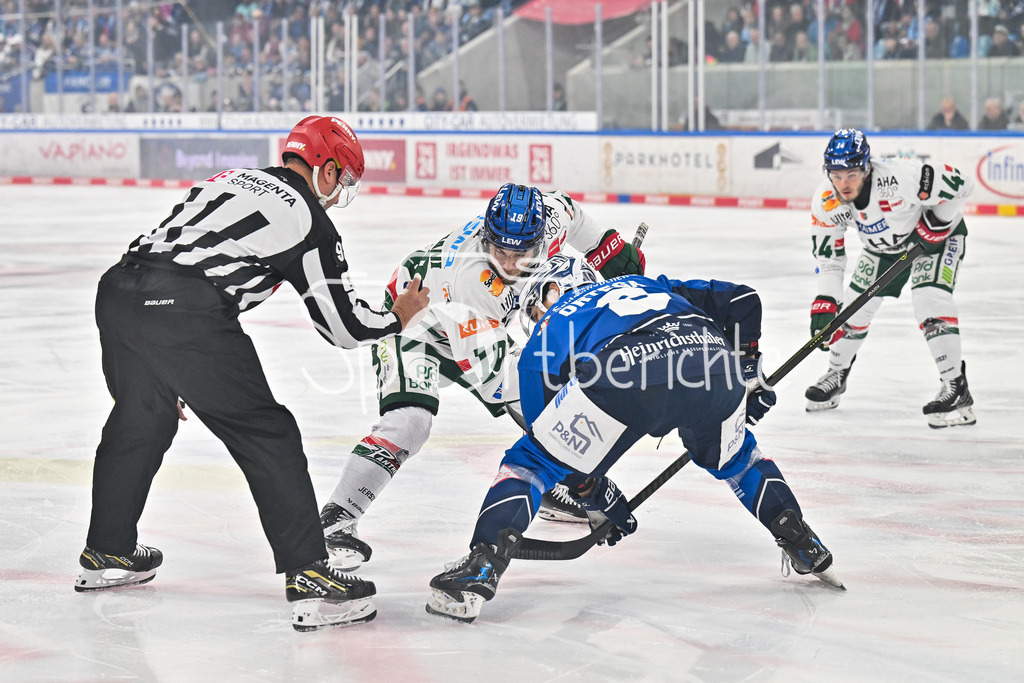 Dresdener Eislöwen - Augsburger Panther | Beim Bully im Duell Riley DAMIANI (Augsburger Panther 19) und Austin ORTEGA (Eislöwen Dresden 8) / Zweikampf / DEL: Dresdener Eislöwen - Augsburger Panther; Joynext-Arena am 05.10.2025