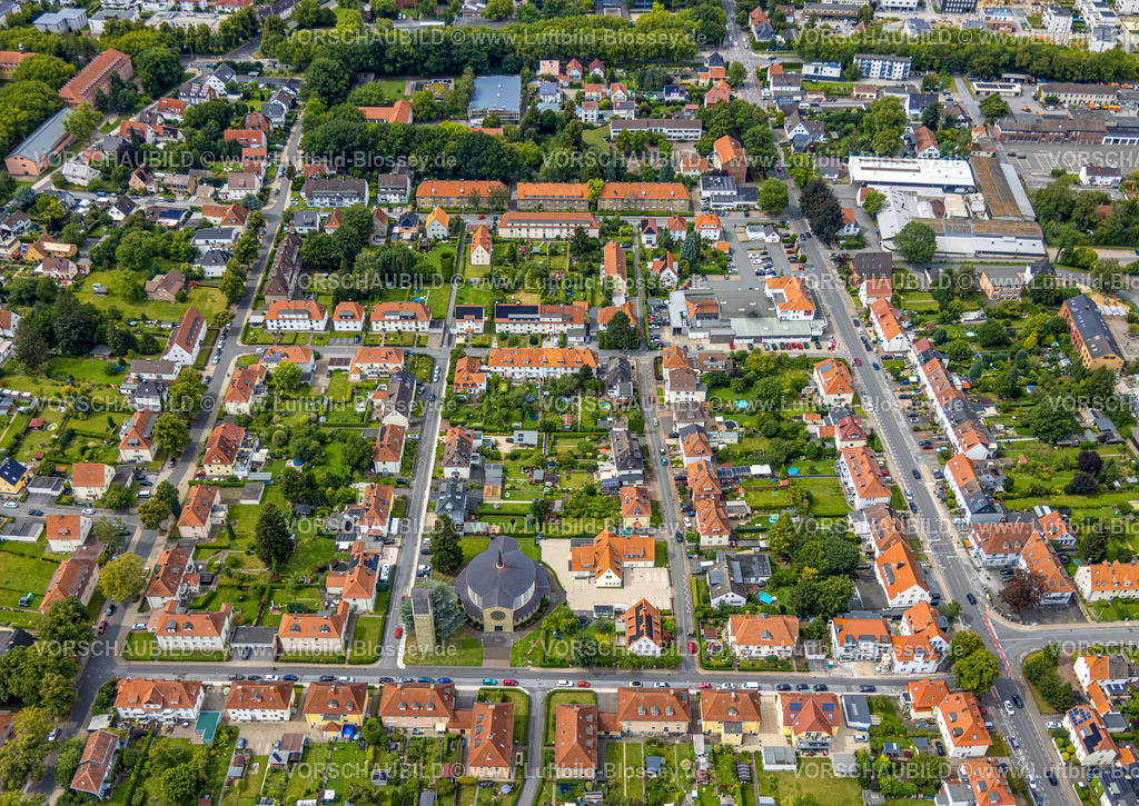 Soest240712569 | Luftbild, Wohngebiet Wohnsiedlung, Reihenhäuser mit roten Dächern zwischen Müllingser Weg und Niederbergheimer Straße, St. Bruno Kirche Akazienstraße, Soest, Soester Börde, Nordrhein-Westfalen, Deutschland
