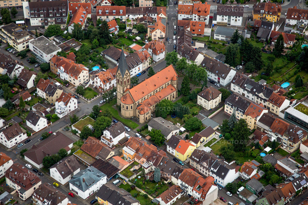 Luftbild: Katholischen Kirche St. Peter im Ortsteil Kirchheim in Heidelberg im Bundesland Baden-Württemberg in Deutschland. Foto: IMG_090831.jpg vom 04.07.2016 durch Werner Riehm/FLY-FOTO.de