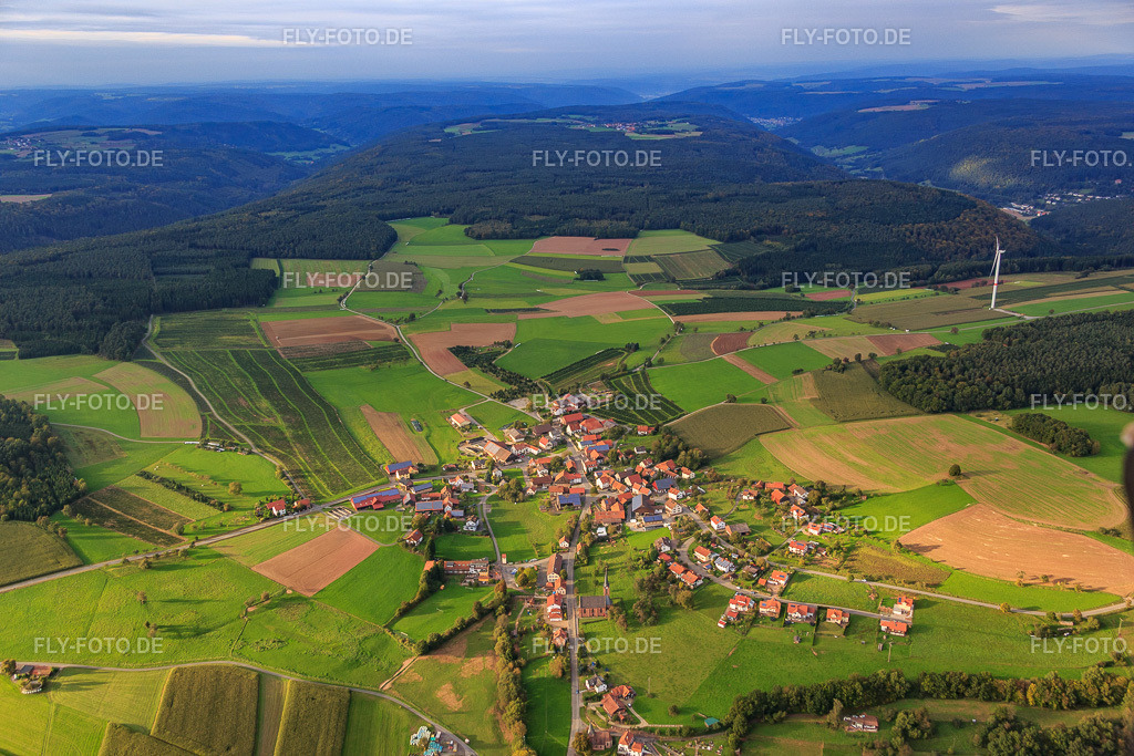 Dorfansicht von Süden | Luftbild: Dorfansicht von Süden im Ortsteil Steinbach in Mudau im Bundesland Baden-Württemberg in Deutschland. Foto: IMG_073594.jpg vom 26.09.2014 durch Werner Riehm/FLY-FOTO.de - Realisiert mit Pictrs.com