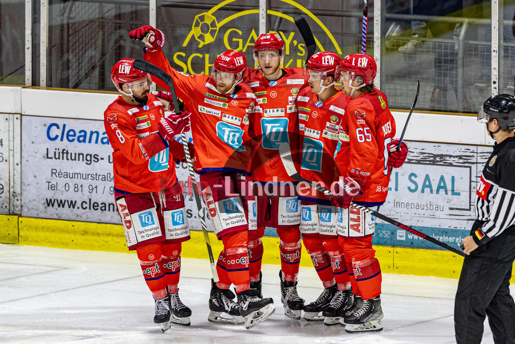 EC Peiting vs EV Füssen | Eishockey Oberliga Süd 2023/2024, EC Peiting vs EV Füssen,
Torjubel EC Peiting,
2023-10-29 in Peiting (Eisstadion)
8 Felix BRASSARD (ECP 8), 65 Alexander BIBERGER (ECP 65), 97 Marc BESL (ECP 97), 58 Sean MORGAN (ECP 58), 10 Daniel HOLZMANN (ECP 10)
Copyright: WolfgangxLindner sportworld