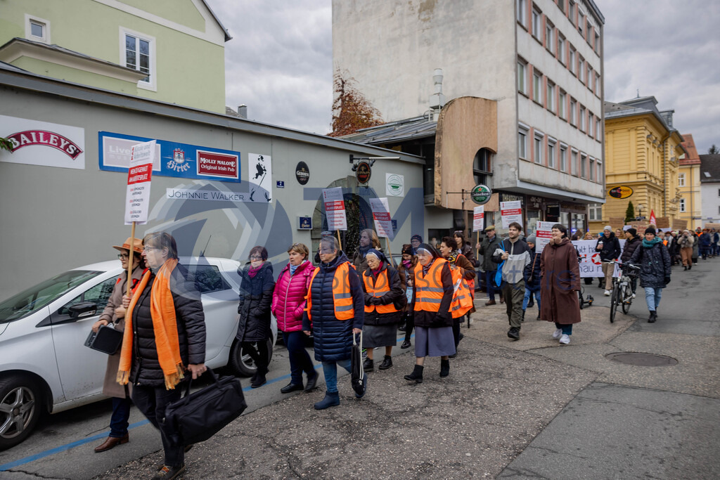 RR5M6129 | 29.NOV.24-Protestmarsch gegen Gewalt-Copyright: Katholische Kirche Kärnten/Denk Dich Neu/Trainproduction/Matthias Trinkl