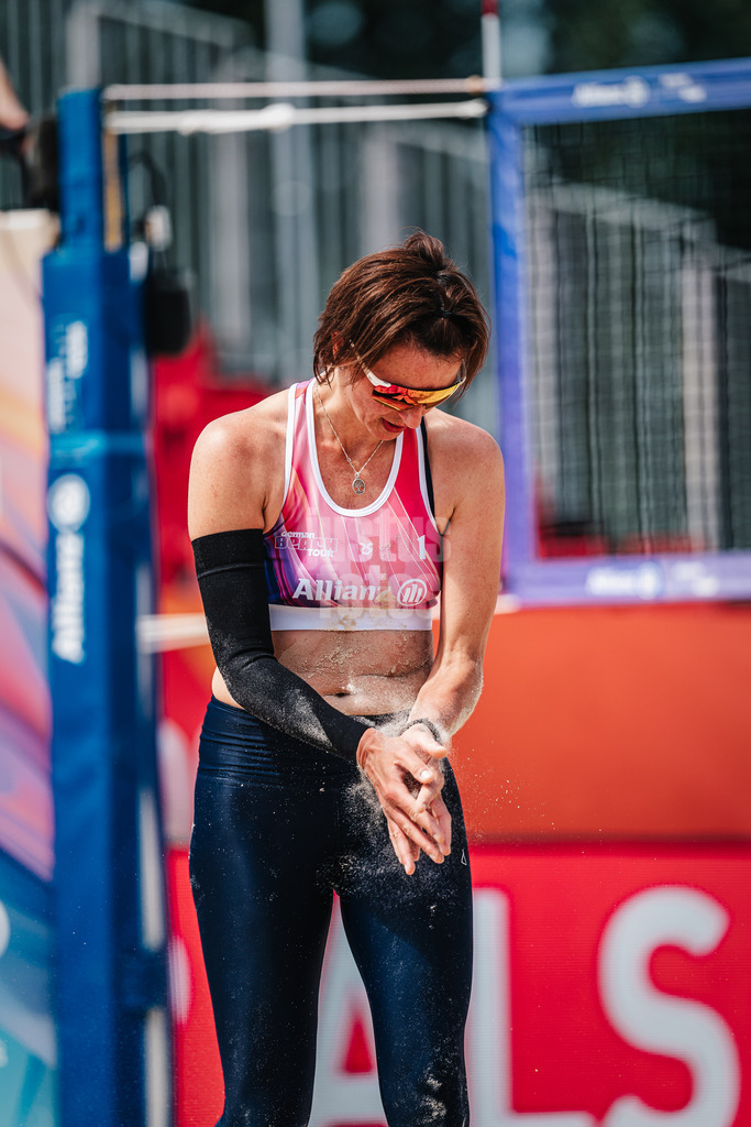 Beachvolleyball | Frauen | German Beach Tour 2024 | Tourstop Bremen | 06.06.2024 | Anne Krohn klatscht sich den Sand von den Händen