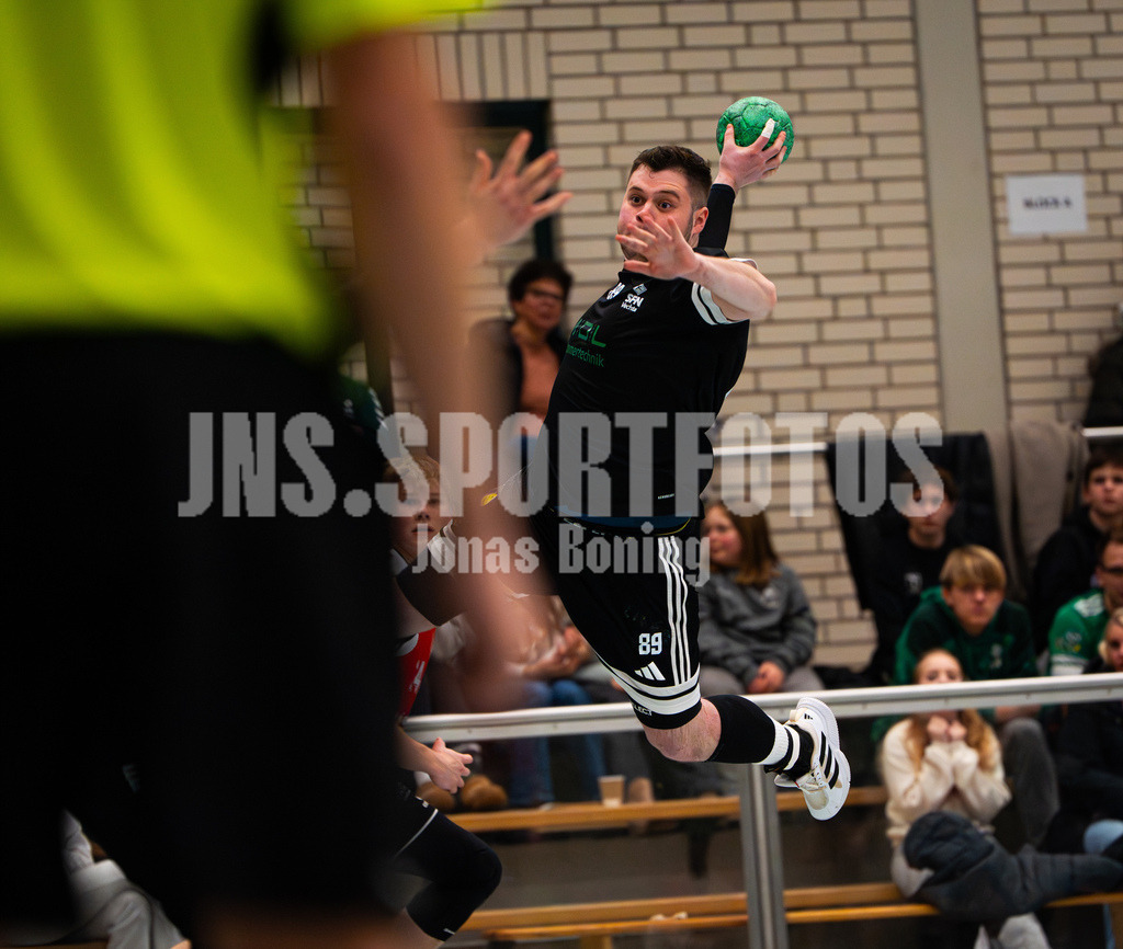 Handball I Herren I Saison 2025-2026 I Verbandsliga West I 13. Runde I SFN Vechta - HSG Varel II I 7868 | Tarek Redler (89, SFN Vechta) - Realisiert mit Pictrs.com
