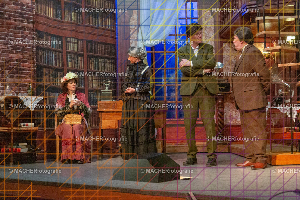 119_MFL-2025 | Portraitbilder von Regisseur; Darsteller; Techniker; Maske; Kostüme; Chor; Musiker; Bilderserie der Generalprobe und der Premierenvorstellung, Szenenbilder; Ausdrucksstudien; Bühnenüberblick; Bühnenkulissen; Pressefotos inkl. Redaktionsfoto Darstellergruppe.