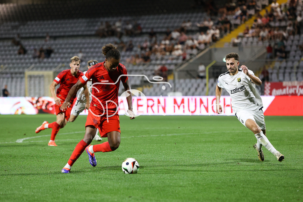 FC Bayern Amateure - DjK Vilzing | im Duell Jonah KUSI-ASARE (FC Bayern München II #17) und Nico DANTSCHER (DJK Vilzing #6) / Zweikampf / Regionalliga Bayern: FC Bayern München II - DjK Vilzing, Grünwalder Stadion am 30.08.2024