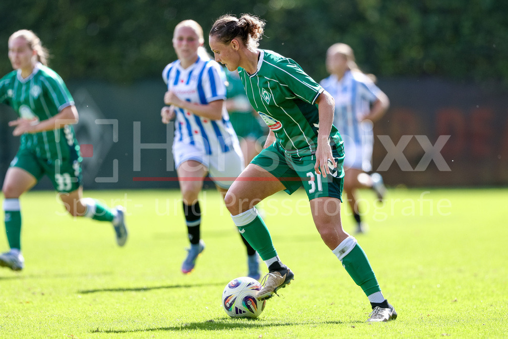 Fussball, Testspiel Frauen, SV Werder Bremen - SC Heerenveen | Verena Wieder (SV Werder Bremen, 31) am Ball, Einzelbild, Ganzkörper, Aktion, Action, Spielszene