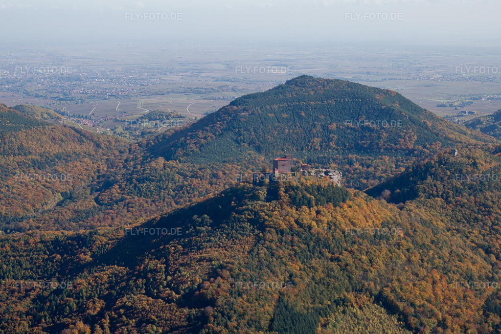 Luftbild: Burg Trifels in Annweiler am Trifels im Bundesland Rheinland-Pfalz in Deutschland. Foto: IMG_34758.jpg vom 26.10.2010 durch Werner Riehm/FLY-FOTO.de