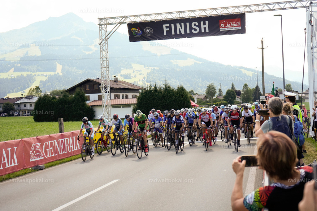 492_20230817_Bewerb_Maenner_Muehlanger | AUT - OESTERREICH, 2023-08-16: SPORT RENNRAD-FAHREN - 55. INTERNATIONALER RADWELTPOKAL IN ST. JOHANN IN TIROL  - Vintage-Radrennen mit WM-Bronze-Medaillen-Siegerin Christina Schweinberger, den Teilnehmer und Alexander Baumann (vom Orginastions-Team) - TAG 2 BEWERB MAENNER IN SECHS GRUPPEN  ; Foto: Roland Muehlanger