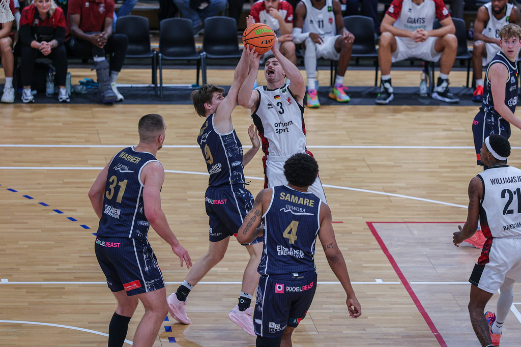 Pro A BAYER GIANTS vs Eisbären Bremerhaven-93 | Fotos von Basketballspielen aus dem Raum NRW fotografiert von Gero Mueller-Laschet und Daniel Schaefer - Realisiert mit Pictrs.com