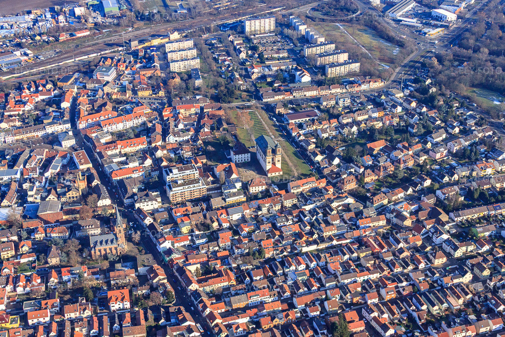 Luftbild: Ortsdansicht von Südwesten mit Loretokapelle Mariä Himmelfahrt, Franziskaner-Minoritenkloster und Prot. Markuskirche im Ortsteil Oggersheim in Ludwigshafen im Bundesland Rheinland-Pfalz in Deutschland. Foto: IMG_54837.jpg vom 12.12.2012 durch Werner Riehm/FLY-FOTO.deAuflösung des Originals: 4601 x 3068 pxWWW.HL-FRANZ-VON-ASSISI.DE