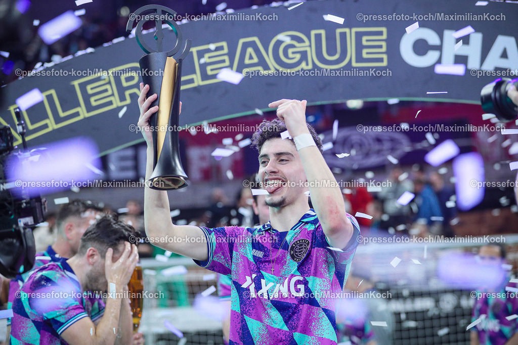DueBL08042403010 | 08.04.2024, Düsseldorf, Fußball, Baller League, PSD Bank Dome, Final Four, Finale Calcio Berlin - Streets United: Streets United wird Baller League Champion, Tyreece Herzhauser (Streets United, #11) steht jubelnd mit dem Pokal auf dem Siegerehrungspodest