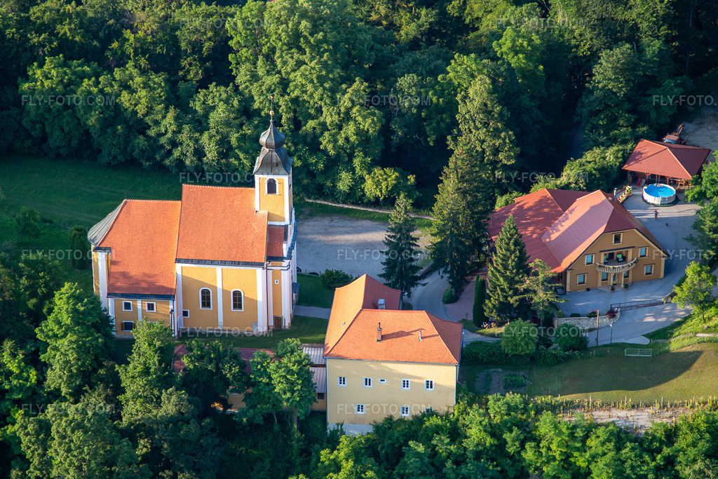 Aerial view: Church of Župnijska cerkev sv. Marije Vnebovzete on the Vurberg in the district Vurberk in Duplek in the state Slovenia, Slovenia. – Photo: IMG_137364.jpg taken on 07/08/2023 by Werner Riehm/FLY-FOTO.com – Resolution of the original: 4766 x 3177 px