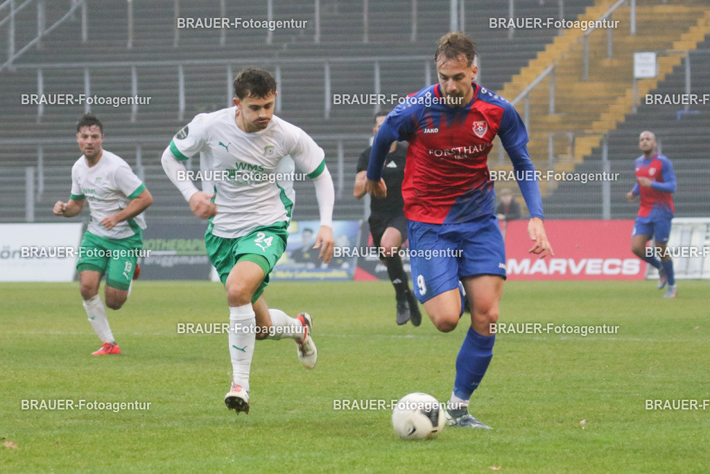 15.11.2025 KFC Uerdingen - SPVG Schonnebeck | Krefeld, Deutschland, 15.11.2025:Etienne-Noel Reck (KFC Uerdingen) und Noah Kloth (Spvg Schonnebeck) im Kampf um den Ball während des Oberliga Niederrhein Spiels zwischen KFC Uerdingen  - Spvg Essen Schonnebeck am 15.11. 2025 im Krefelder Grotenburg - Stadion in Krefeld, Deutschland. (Foto Ralph Görtz / Brauer-Fotoagentur)