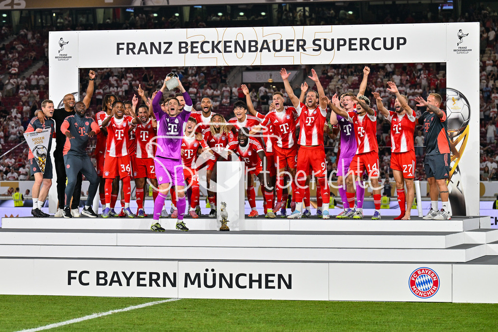 VfB Stuttgart - FC Bayern München | Franz Beckenbauer Supercup Sieger 2025 - FC Bayern München / Siegerfoto / Jubelfoto / Mannschaftsbild / Mannschaftsfoto / Franz-Beckenbauer Supercup: VfB Stuttgart - FC Bayern München; MHP Arena am 16.08.2025