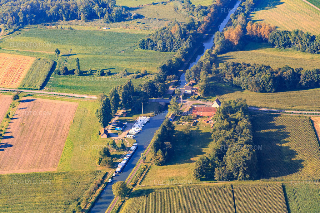 Aerial view: Le Boat Boofzheim at the Écluse n°76 de Boofzheim in Boofzheim in the state Bas-Rhin, France. – Photo: IMG_093231.jpg taken on 08/16/2016 by Werner Riehm/FLY-FOTO.com – Resolution of the original: 5472 x 3648 px – Croisière Fluviale | Location de bateau sans permis en Alsace | Le Boat – Voies navigables de France, opérateur national de l'ambition fluviale - VNF