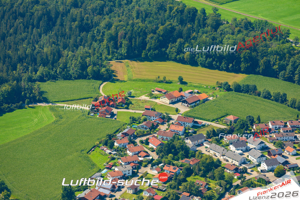Luftaufnahme von  Tacherting - Die Luftaufnahme wurde 2025 vom UL-Flugzeug heraus erstellt ( keine Drohne ) - Hochauflösende Luftaufnahme - für professionelle Ausdrucke geeignet. Die Geschenkidee !Mit Lizenz und Bildrechte bestellbar