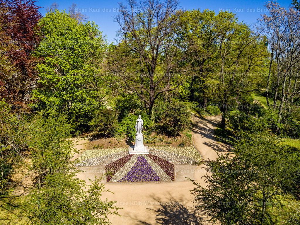 Geschwister Scholl Luise-0005 | Im Geschwister-Scholl-Park steht das Königin-Luise-Denkmal inmitten einer gepflegten Blumenfläche. . –  – Das Denkmal erinnert an Königin Luise von Preußen (1776–1810), die zu einer bedeutenden Symbolfigur der preußischen Geschichte wurde. Ihre Verehrung fand auch in Magdeburg ihren Ausdruck. Heute gehört das Denkmal zu den historischen Elementen des Geschwister-Scholl-Parks in der Alten Neustadt. –  – Die Aufnahme zeigt eine grüne Ruhezone innerhalb des Stadtteils. Der Baumbestand, die Wege und die gepflegten Pflanzflächen bilden einen Kontrast zur umliegenden Bebauung und verdeutlichen die Bedeutung des Parks als Teil des Wohnumfelds der Alten Neustadt. - Realisiert mit Pictrs.com