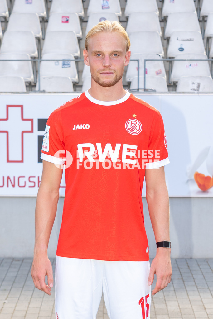 Rot-Weiss Essen; 3. Liga, Portraettermin 2026/2027, Foto: Eibner-Pressefoto/Fabian Friese | Ben Huening (Rot-Weiss Essen, #15),Rot-Weiss Essen; 3. Liga, Portraettermin 2026/2027, Foto: Eibner-Pressefoto/Fabian Friese - Realisiert mit Pictrs.com