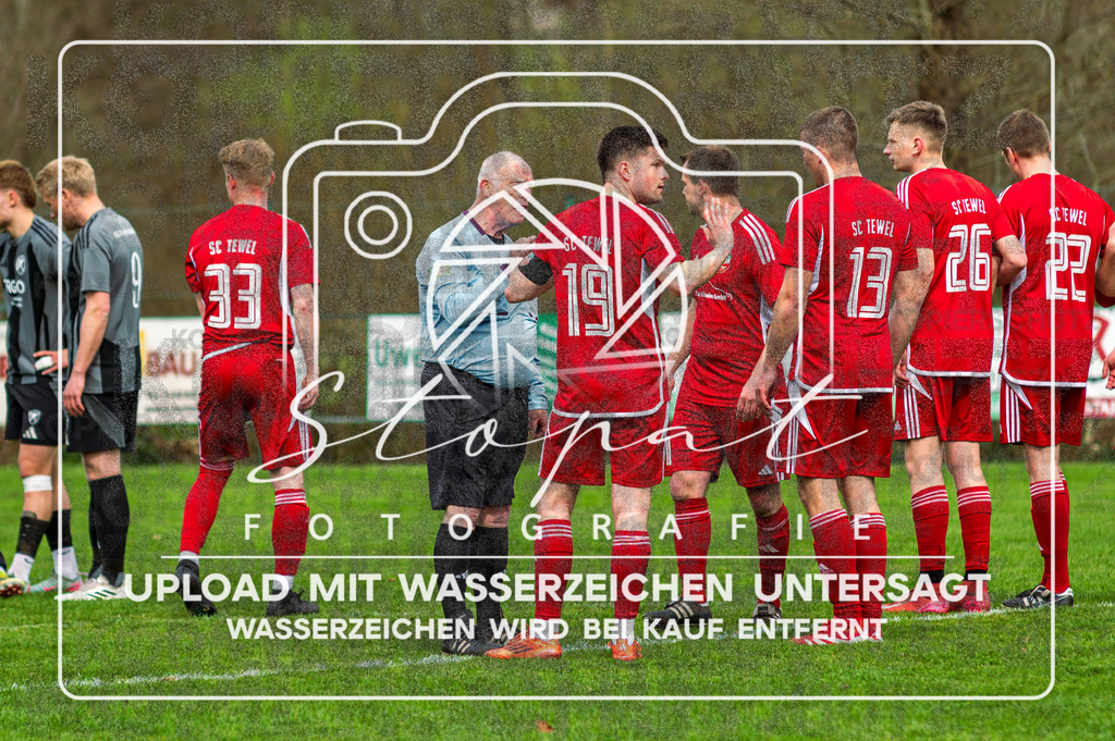 FGFSSCT-1032 | Siegfried Barz (Schiedsrichter) und Wesley Weitz (SC Tewel #19) beim Herren Kreisliga HK Spiel zwischen FG Fulde-Stellichte und SC Tewel im Lehrdestadion, Stellichte (Simon Paul Stopat) - Realisiert mit Pictrs.com