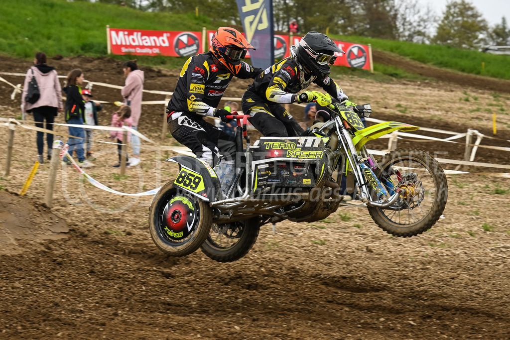 Motocross Schlatt bei Winterthur - 30. April 2023 | #859 Kaeser Nevio / Kaeser Jano aus Schweizersholz (CH) auf Wsp Ktm in der Kategorie Seitenwagen am Motocross Schlatt bei Winterthur, 30. April 2023. 
Instagram: @mx_schlatt | @mc_wila | @sam_schweiz
Bild: Sportfotografie Markus Aeschimann | www.markus-aeschimann.ch - Realisiert mit Pictrs.com