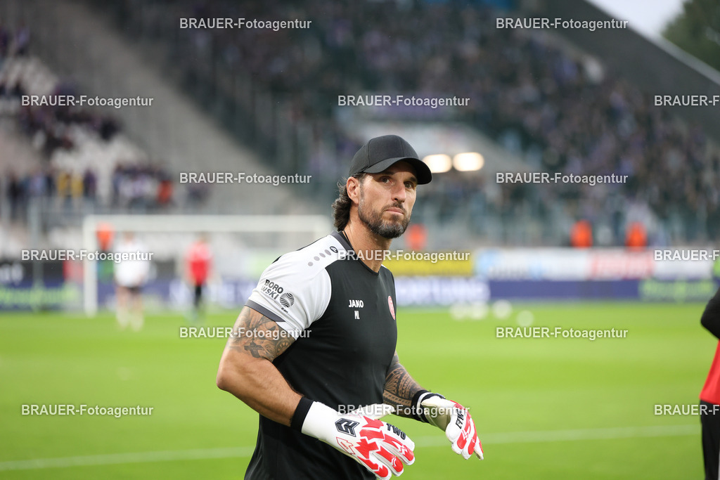 Rot-Weiss Essen - VFL Osnabrück | Essen, Deutschland, 17.09.2025 Manuel Lenz (Rot-Weiss Essen) schautwährend des 3.Liga Spiels zwischen  Rot-Weiss Essen und VFL Osnabrück am 17.09.2025 im Stadion an der Hafenstraße in Essen. (Foto von Timo Bluhmki-Schmidt/Brauer Fotoagentur