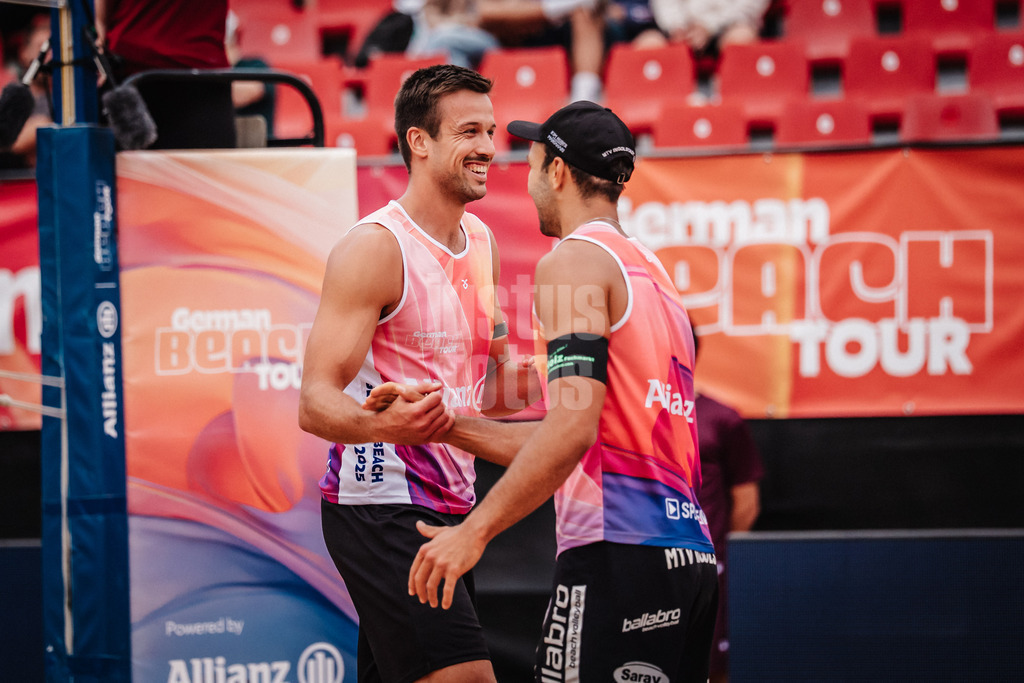 Beachvolleyball | Männer | Allianz German Beach Tour 2025 | Tourstop München | 10.07.2025 | v.l. Jannis Hopt und Kim Huber jubeln