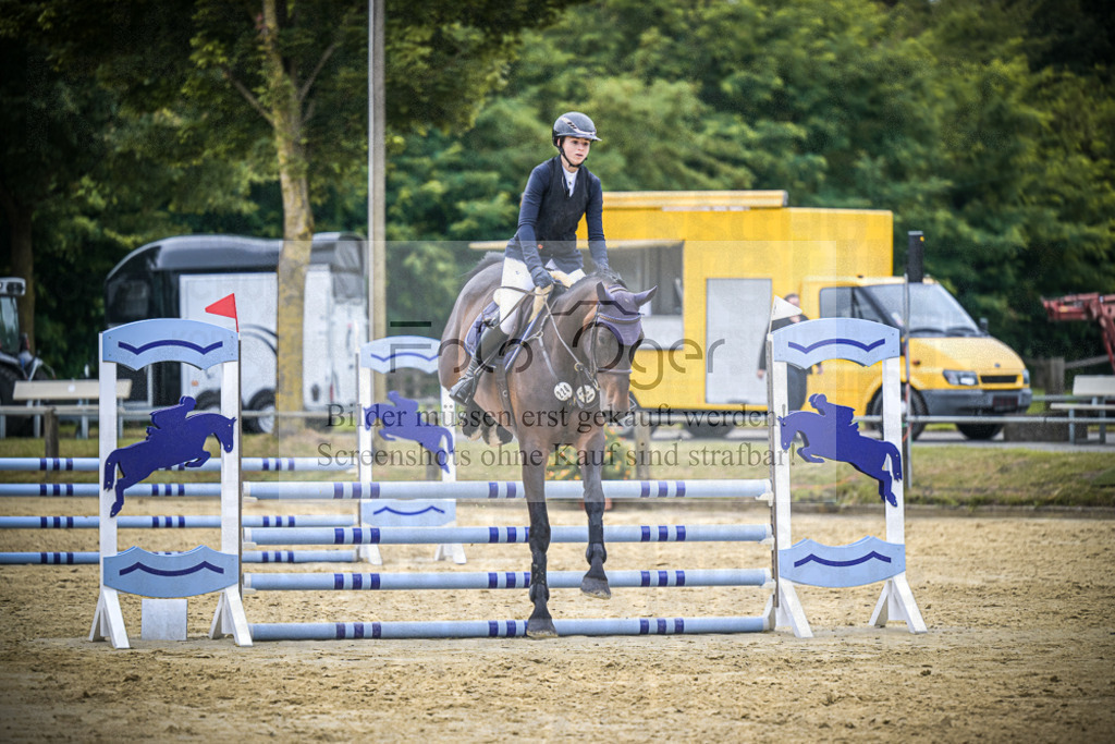 DOS_3837 | Entdecke hochwertige Reitturnierfotos von Foto Oger. Professionell, emotional und authentisch – jetzt Lieblingsmomente im Shop bestellen.Deutschlandweite Turnierfotografie. - Realisiert mit Pictrs.com