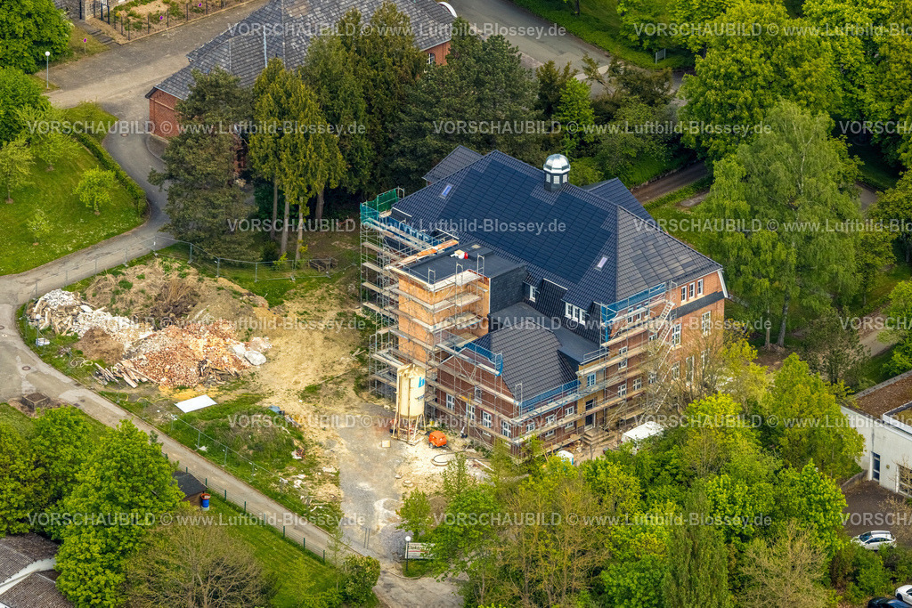 Marsberg240504248 | Luftbild, LWL-Klinik, Haus Am Leimenbusch Baustelle mit Sanierung und Baugerüst, Niedermarsberg, Marsberg, Sauerland, Nordrhein-Westfalen, Deutschland